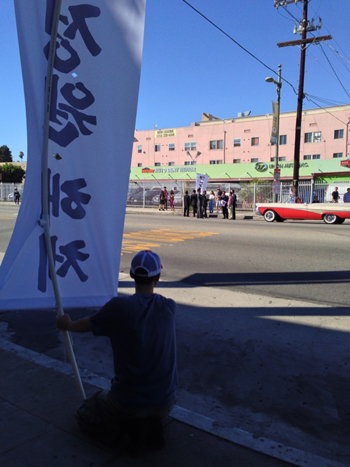 지난 달 28일 올림픽가에서 열린 코리안 퍼레이드 그랜드 마샬 김무성 의원은 거만한 태도로 구설수에 오르는가 하면 국정원 대선개입 규명 표적이 됐다.  ⓒ GO발뉴스LA