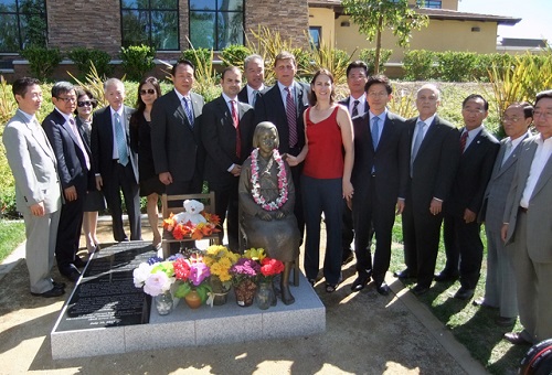 지난달 27일 김문수 경기도지사가 글렌데일 중앙도서관 평화의 소녀상을 공식 헌화한 뒤 글렌데일 시의원들과 사진을 찍고 있다.  ⓒ GO발뉴스 LA