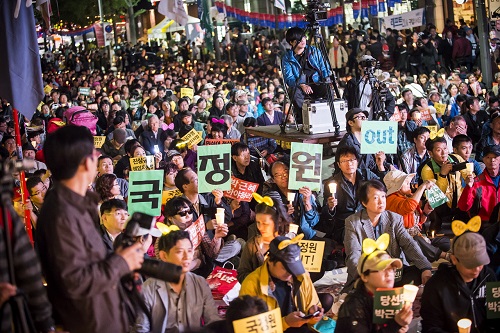 국정원 불법 대선개입 규탄 15차 범국민촛불집회가 2000여명(경찰 추산 1500여명)의 시민들이 참여한 가운데 12일 오후 7시 종로구 청계광장에서 열렸다. ⓒ 이동호