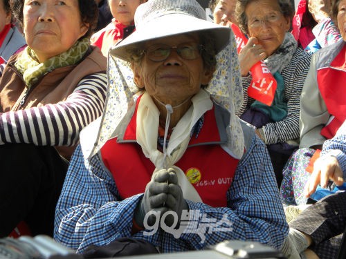 밀양에서 올라온 한 주민이 송전탑 공사 중단을 염원하며 손을 모아 기도하고 있다. ⓒ'go발뉴스'