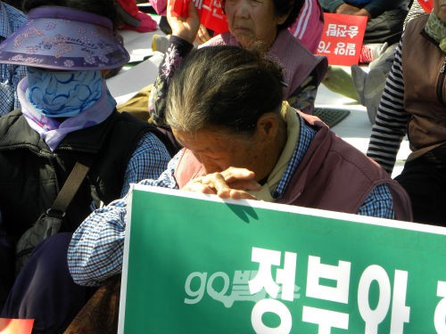 밀양 주민의 발언을 듣던 한 할머니가 눈물을 닦고 있다. ⓒ'go발뉴스'