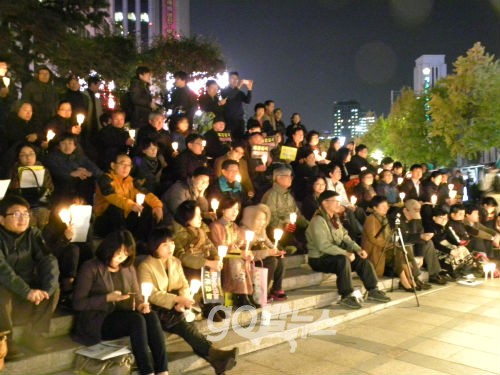 ⓒ 30일 서울 광화문 파이낸스빌딩 앞에서 열린 '천주교 평신도 시국기도회'에 참석한 신자들이 촛불을 들고 미사를 드리고 있다.