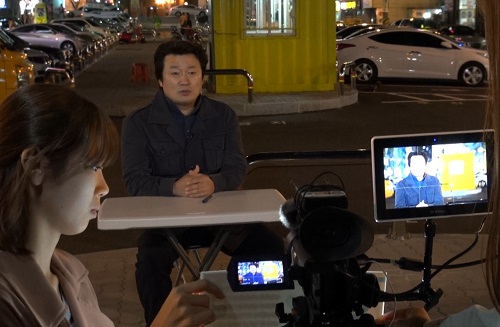 이상호 기자와 고발뉴스 스태프가 길거리에서 종이 프롬프터를 이용해 <데일리 고발뉴스> 녹화를 진행하고 있다. ⓒ ‘go발뉴스’