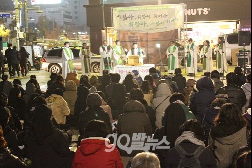 쌍용차지부와 ‘쌍용차희생자추모 및 해고자복직 범국민대책위원회’가 16일 오후 4시 30분, 대한문 앞에서 ‘쌍용차 희생자 위령제 및 투쟁승리결의대회’를 개최하고 있다. ⓒ ‘go발뉴스’