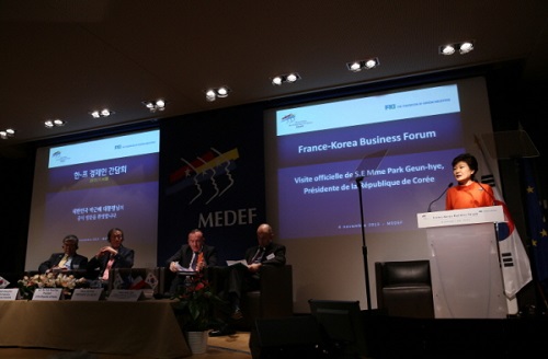 박근혜 대통령이 지난 4일(현지시간) 프랑스 기업 대표들의 모임인 메데프(‘Mouvement des entreprises de France)에 참석해 연설을 하고 있다. ⓒ 청와대