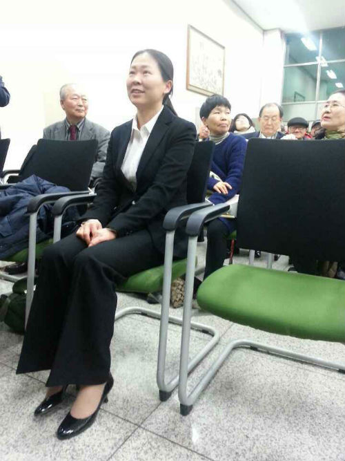 수상을 기다리고 있는 권은희 수사과장