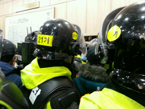 뒷문으로 진입해 지도부 검거 시도하려는 경찰들. ⓒ'go발뉴스'