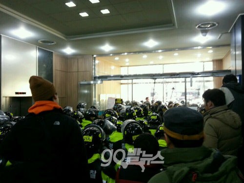 민주노총 사무실이 있는 경향신문사옥 1층 로비 상황. ⓒ'go발뉴스'