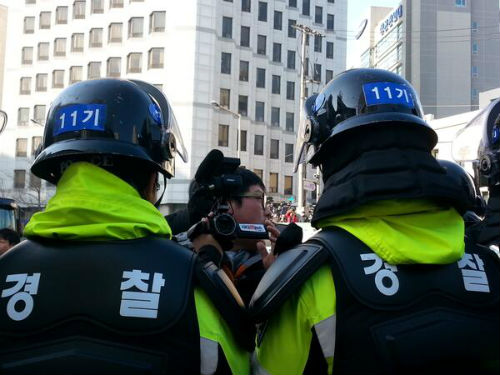 'go발뉴스' 취재진을 막아서는 경찰. ⓒ'트위터'