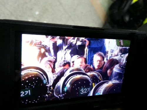 민주당, 정의당 의원들이 경찰에서 항의하며 건물 진입을 시도하고 있다. ⓒ'go발뉴스'