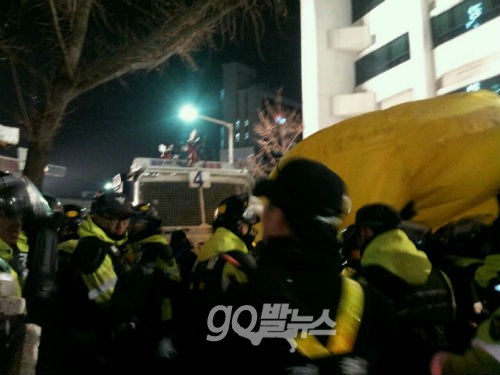 민주당, 정의당 의원들이 경찰에서 항의하며 건물 진입을 시도하고 있다. ⓒ'go발뉴스'