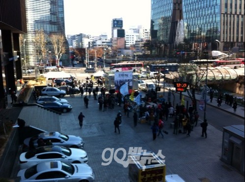 28일 현재. 안녕하지 못한 대학생들의 ‘뜨거운 안녕 송년회’가 청계2가 산업은행 앞에서 진행 중이다. 이들은 이후 서울광장에서 열리는 민주노총 총파업에 합류할 예정이다. ⓒ ‘go발뉴스’