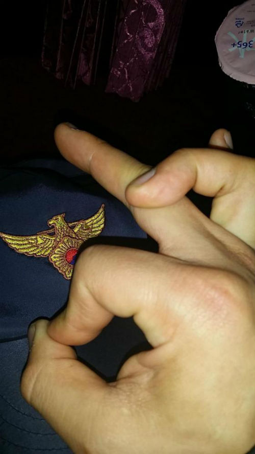 현직 경찰이 일베에 올린 인증사진. 손가락 모양은 일베를 뜻하는 'ㅇ'과 'ㅂ'을 나타낸다. ⓒ'일간베스트 저장소'