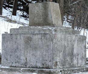 <교육현장 '유신화'를 부르짖었던 '전국교육자대회' 기념 비석. 성역화 작업이 진행되고 있다.>ⓒ 오주르디 ‘사람과 세상 사이’ 블로그