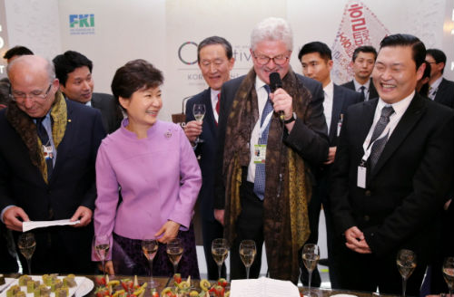 박근혜 대통령이 21일 오후(현지시간) 스위스 다보스 벨베데레호텔에서 열린 `한국의 밤` 행사에 참석하고 있다.  ⓒ'청와대'