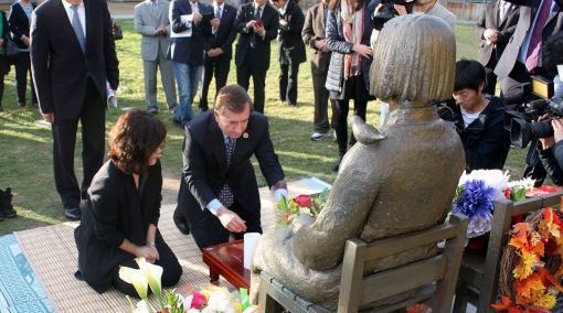 <'글렌데일 위안부 소녀상' 참배한 로이스 미 하원 외교위원장> ⓒ 오주르디 ‘사람과 세상 사이’ 블로그