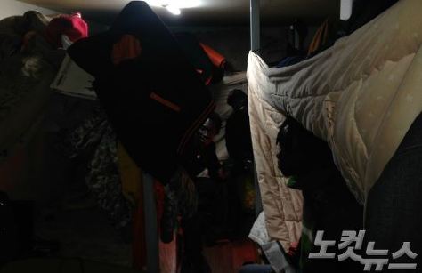 <숙소 내부. 취재기자는 '영화 설국열차 꼬리칸'에 비유했다> ⓒ 오주르디 ‘사람과 세상 사이’ 블로그