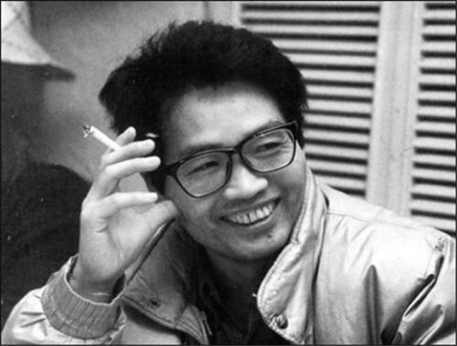 겨울 초입 오리털 파카를 입은 남주 성님을 찍었다(1993). 무심히도, 아프기 전 마지막 사진이 되었다. 그가 없어 모든 남쪽 대지와 사람은 너무 오래 산 셈이니, 죄마저 그리운 스무 해다. 새와 벌레, 안개와 이슬도 황토가 붉은 까닭을 알리라. -2.13 서해성.