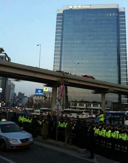 15일 오후 6시20분쯤 서울역 고가도로 위에서 시민단체 회원 김모씨(47)가 분신을 시도했다. 현재 한강성심병원으로 이송돼 치료를 받고 있으며 생명의 지장은 없는 것으로 전해졌다.