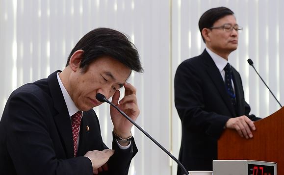 <국회 출석해 곤혹스러워 하는 외교부장관과 선양 주재 한국총영사> ⓒ 오주르디 ‘사람과 세상 사이’ 블로그