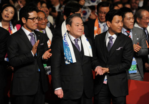 [이미지 출처: 머니투데이 <남아공 더반에서 2018년 평창 동계올림픽 유치가 발표되는 순간 이건희 IOC 위원이 감격스러워하고 있다. 사진 왼쪽부터 정병국 문화체육관광부 장관, 이건희 IOC위원(삼성 회장), 이 회장의 둘째 사위인 김재열 대한빙상연맹회장>] ⓒ 'Arthur Jung' 블로그