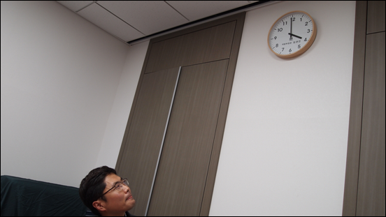 김광진 의원이 김관진 국방부 장관이 보낸 시계를 쳐다보고 있는 모습. ⓒ‘아이엠피터’ 블로그