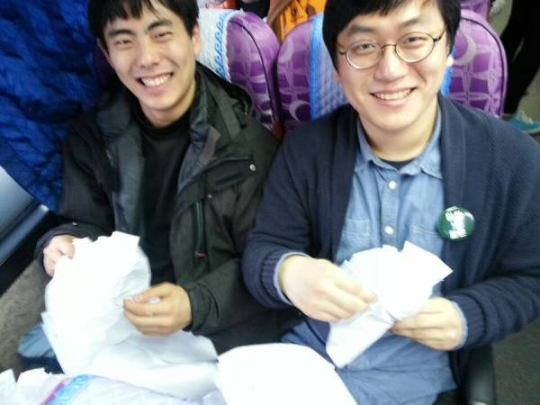 안녕들 초기부터 함께 활동한 강태경(좌) 주현우(우) (사진: 안녕들 페이스북) ⓒ 슬로우뉴스