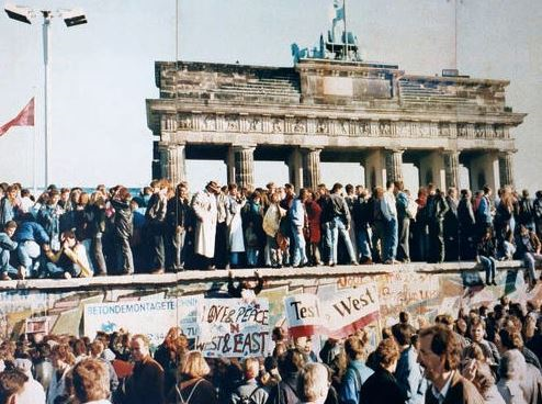 <붕괴된 베를린 장벽. '통일대박'이 아니라 통합의지의 꾸준한 실천이 만들어낸 결과였다>