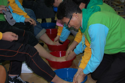 <세족식 : 태봉고등학교 스승의 날, 발 씻어주는 선생님 > / 이미지출처 : '김용택의 참교육이야기' 블로그