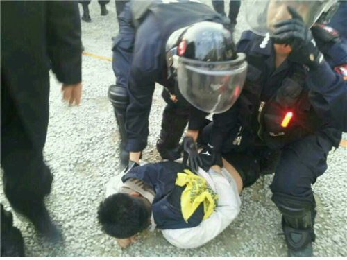 경찰이 삼성전자서비스지회 노동자를 진압하고 있다 ©삼성바로잡기 운동본부