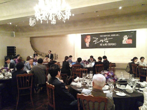 가수 조영남씨가 70회 생일을 맞아 신곡을 발표하고 노래하고 있다. ⓒ 'go발뉴스'