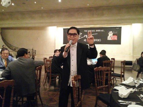 가수 조영남씨가 go발뉴스를 위해 포즈를 취해주고 있다. ⓒ 'go발뉴스'