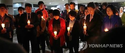 <단원고에서 열린 실종학생 무사귀환 촛불 기원/연합뉴스>