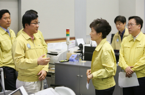 지난 16일 박근혜 대통령이 중앙재난안전대책본부를 방문한 모습 ⓒ청와대