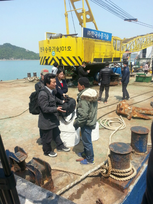 이상호 기자가 이종인 대표에게 피해자 가족들의 당부사항을 전달하고 있다. ⓒ 'go발뉴스'