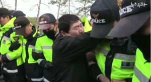 구조작업이 늦어지자 청와대로 향하던 가족들을 경찰이 막아서고 있다. ⓒ 뉴스타파