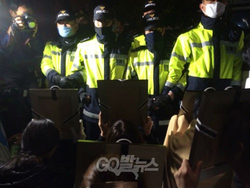 경찰들이 길을 비켜주지 않자 영정을 든 채 무릎을 꿇고 '비켜달라'고 애원하는 희생자 어머니들 ⓒ'go발뉴스'