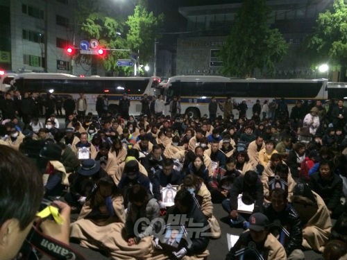 오전 4시 연좌 중인 유가족들 ⓒ'go발뉴스'