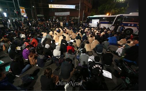 <청와대로 가 대통령 만나겠다는 유가족들. 경찰병력이 막아섰다/오마이뉴스>