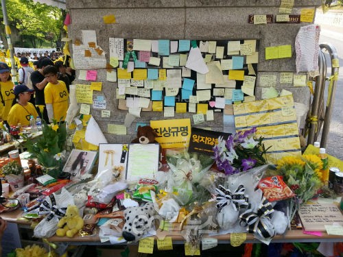 단원고등학교 교문 앞에 붙여진 메시지들 ⓒ'go발뉴스'