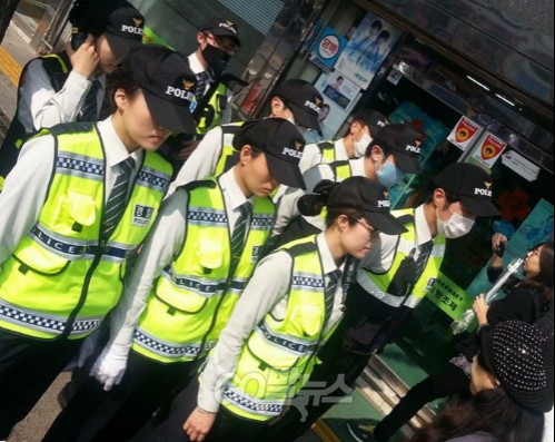 9일 경찰이 노란 리본을 단 시민을 막아서고 있다. ⓒ go발뉴스