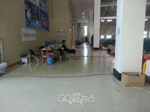 언론사들이 남아 있는 진도실내체육관 2층 ⓒ go발뉴스