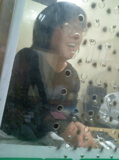 18일 경찰에 연행된 용혜인 씨가 유치장에서 환한 웃음을 짓고 있다. ⓒ 트위터