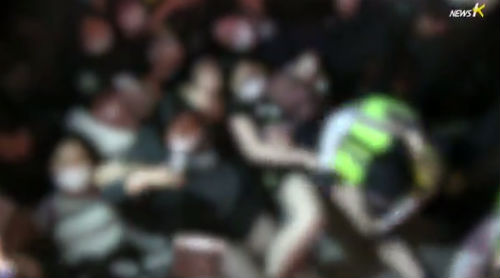 <치마 입은 여학생의 팔 다리를 들어올려 강제 연행하는 장면. 명백한 인권침해다> / 이미지출처=오주르디'사람과 세상사이'블로그