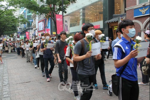 서울 명동시내 한복판을 행진하는 시민들 ⓒ'go발뉴스'