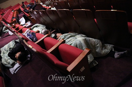 세월호 국조특위 여야 합의 촉구위해 국회에서 쪽잠 자는 유족들.   ▲사진출처='오주르디'블로그