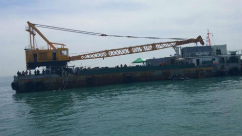 28일 사고 해역에 새롭게 투입된 팔팔 민간 바지선 ⓒ 이계덕 기자