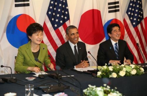 박근혜 대통령과 버락 오바마 미국 대통령, 아베 신조 일본 총리가 지난 3월 25일 오후네덜란드 헤이그 미 대사관저에서 열린 한미일 정상회담에서 박근혜 대통령이 인사말을 하고 있다. ©청와대