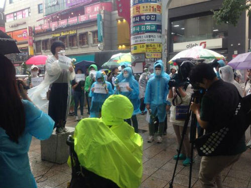 지난해 9월 서울 서초고등학교에 국내 최초로 교내에 ‘위안부 소녀상’이 세워졌다. ⓒ ‘go발뉴스’