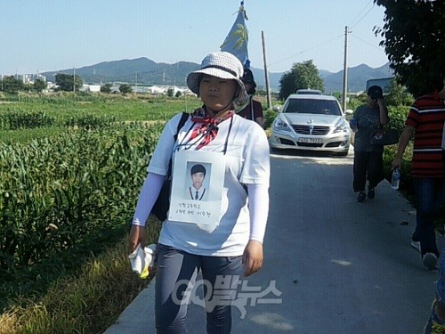아빠와 함께 십자가 도보 순례에 나선 고 이승현 군의 누나 아름씨가 동행중인 'go발뉴스' 기자와 이야기를 나누던 중 "아빠도 저러다 쓰러지실까봐 너무 걱정된다"며 결국 눈물을 터트렸다. ⓒ ‘go발뉴스’